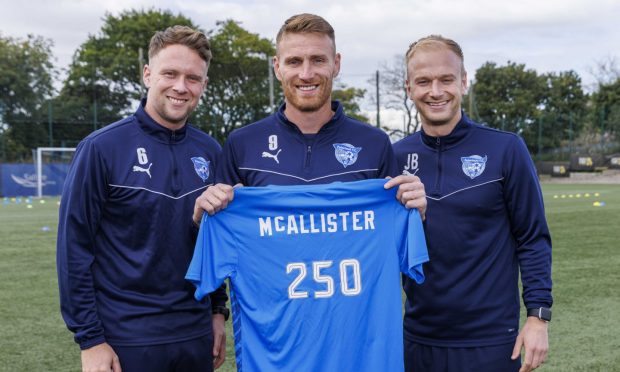 Rory McAllister pictured with Peterhead co-managers Ryan Strachan (left) and Jordon Brown (right). Image: SPFL.