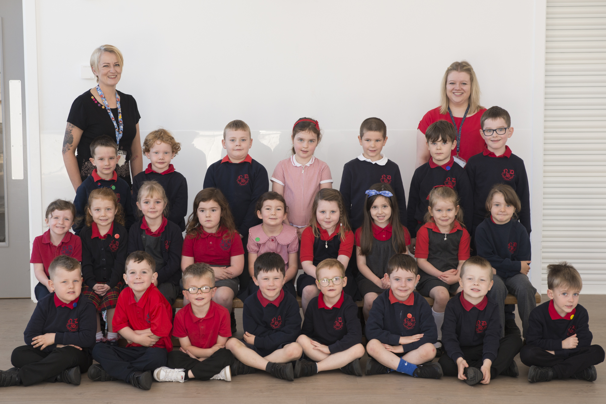 New Deer School, P1, with Miss Wood and Miss Rendall. 