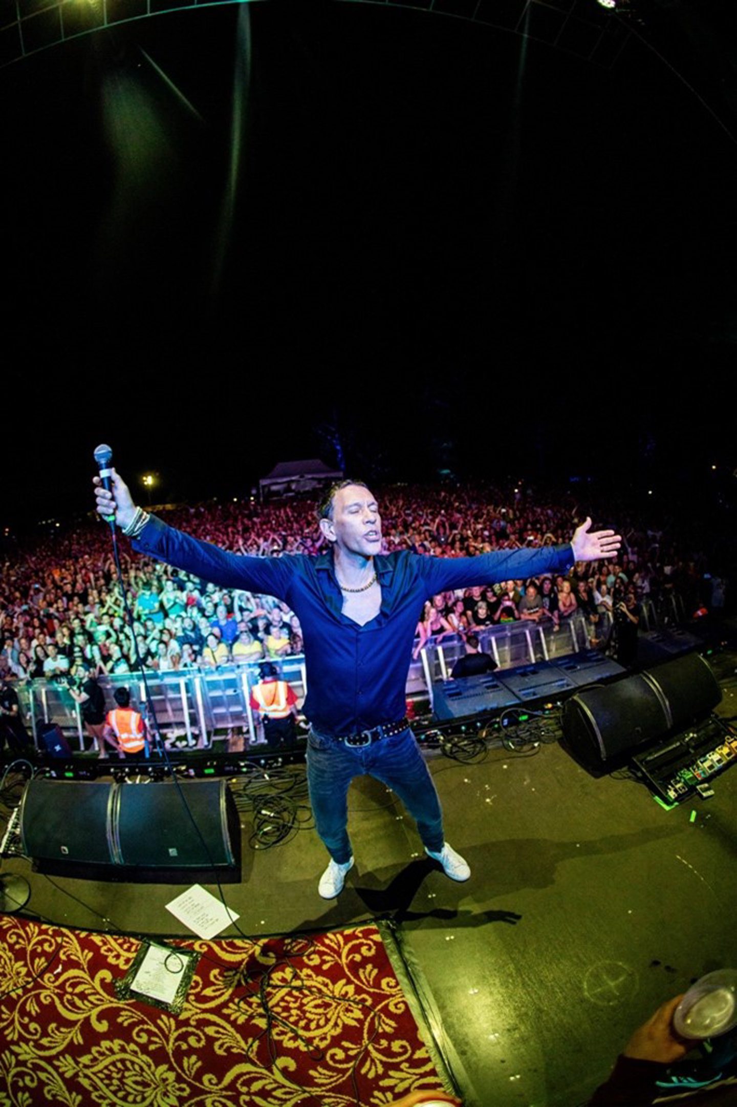 Shed Seven singer Rick Witter performing live with the band. Image by Barnaby Fairley 