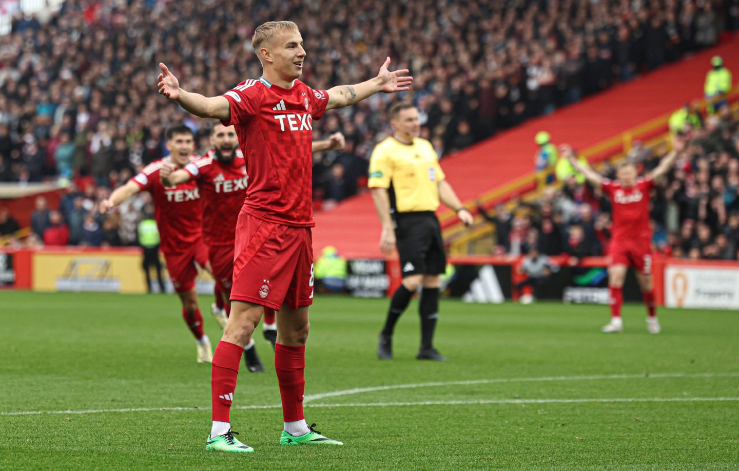 Aberdeen's Topi Keskinen celebrates scoring to make it 1-0 against Hearts. Image: SNS 