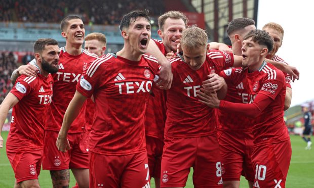 Aberdeen's Jamie McGrath celebrates after Topi Keskinen (second right) scores to make it 1-0 against Hearts. Image: SNS.