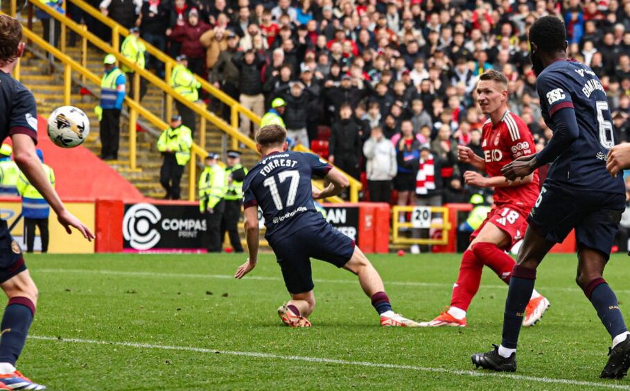 Aberdeen's Ante Palaversa scores to make it 3-2 against Hearts. Image: SNS