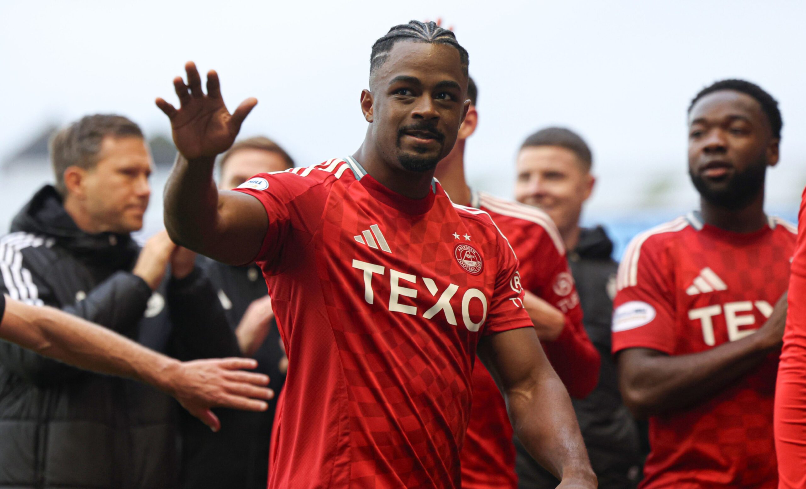 Aberdeen attacker Duk celebrates at full time after the 3-2 win against Hearts. Image: SNS 