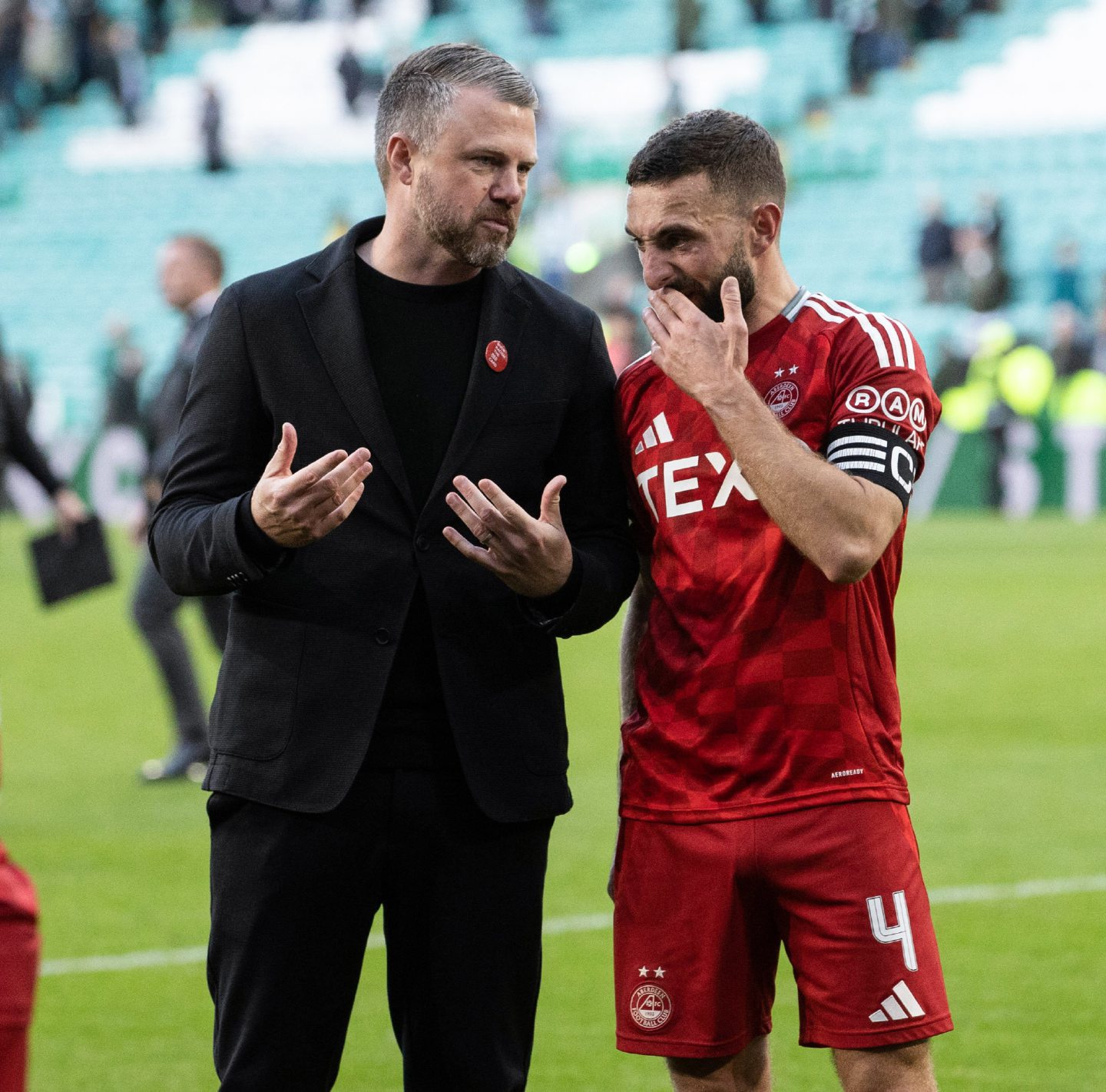 Aberdeen manager Jimmy Thelin (L) and captain Graeme Shinnie at full time after the 2-2 draw away at Celtic. Image: SNS 