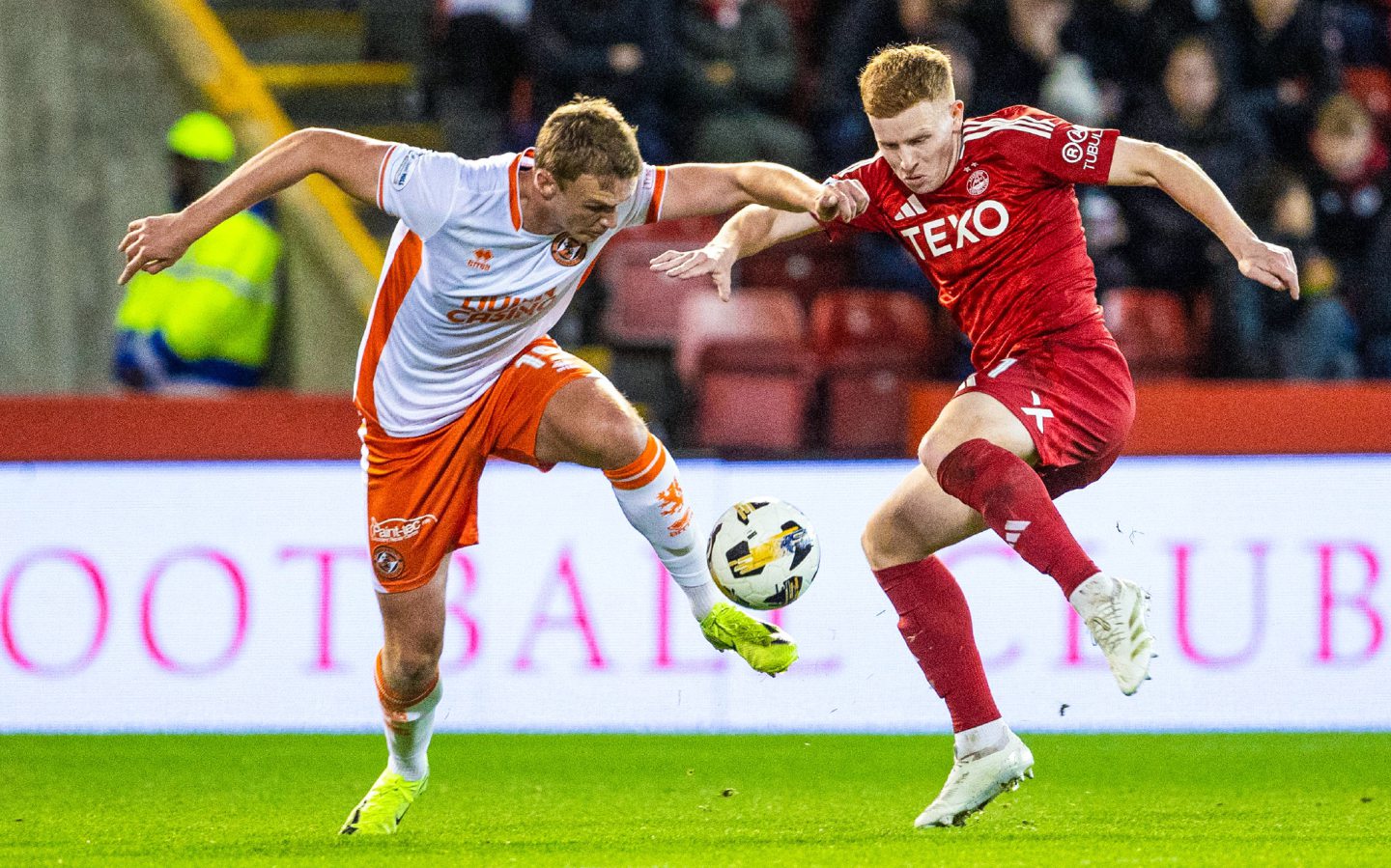 Aberdeen's Gavin Molloy and Dundee United's Sam Dalby in action during the 1-0 win at Pittodrie. Image: SNS 