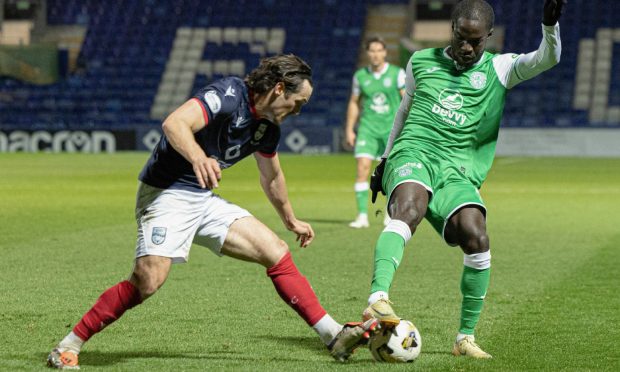 Ross County's James Brown (left) and Hibernian's Elie Youan. Image: Ross Parker/SNS Group.