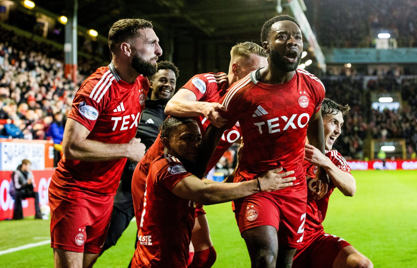 Aberdeen's Shayden Morris celebrates scoring to make it 2-1 against Rangers with his teammates. Image: SNS