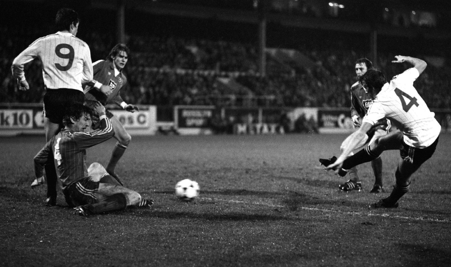 Neil Simpson (4) puts Aberdeen 1-0 up in the Uefa Super Cup against SV Hamburg at Pittodrie. Image: SNS 