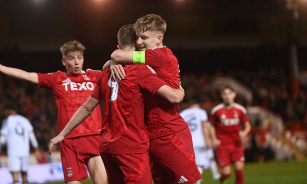 Aberdeen's Fraser Mackie celebrates after scoring to make it 1-1 against Puskas Akademia. Image: Darrell Benns/DC Thomson.