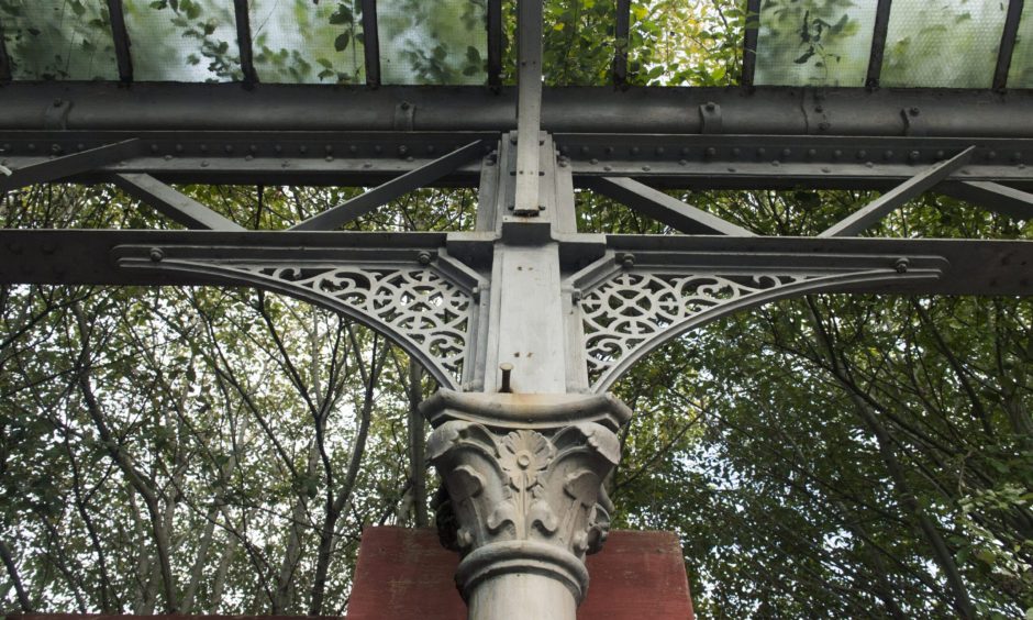 Decorative features on platform