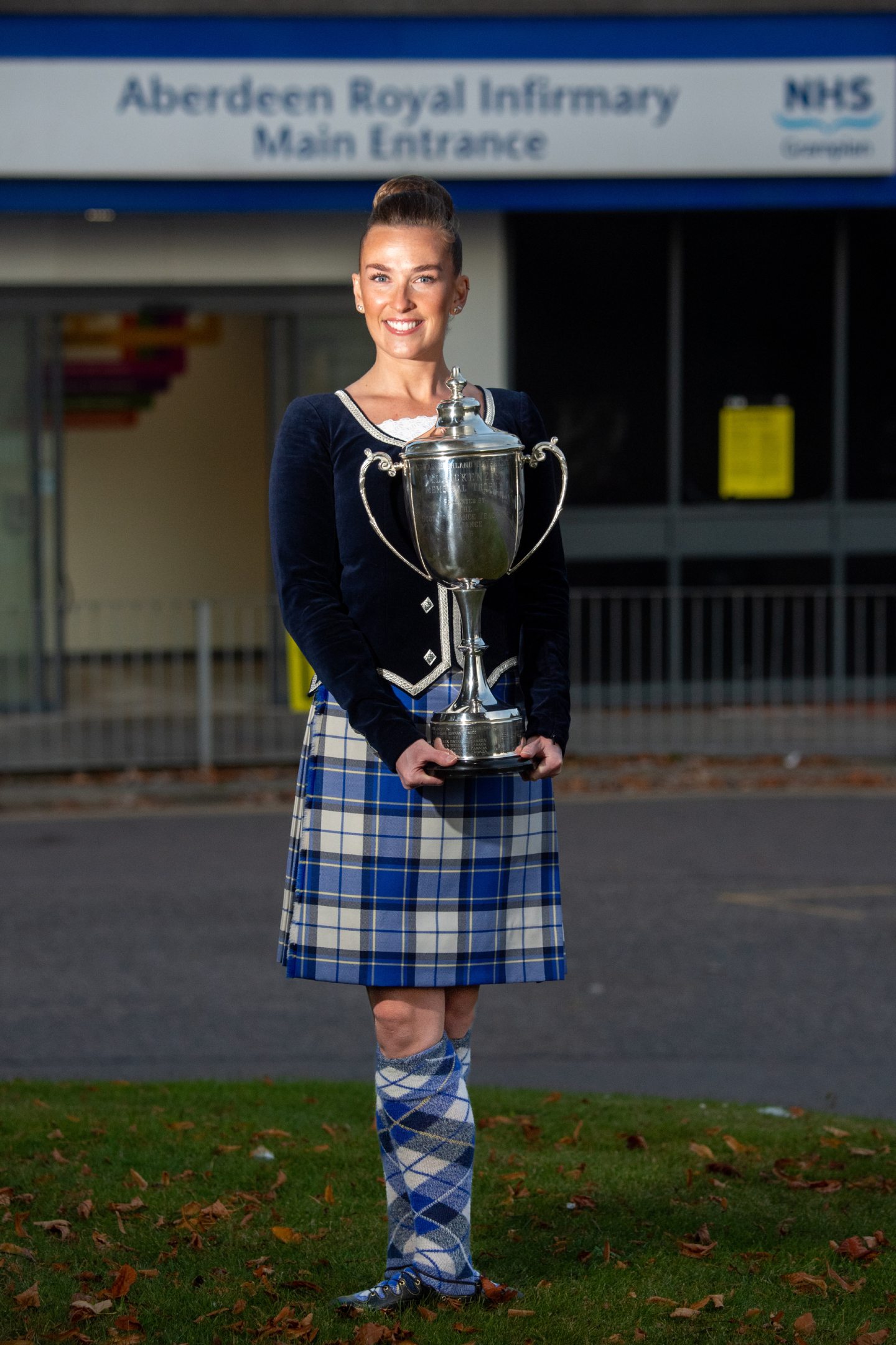 Rebecca Thow with the Adult World Champion trophy