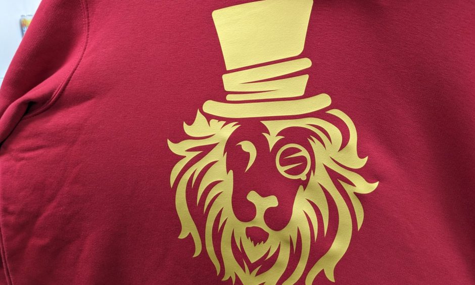 Gold Dandy Lion design. 