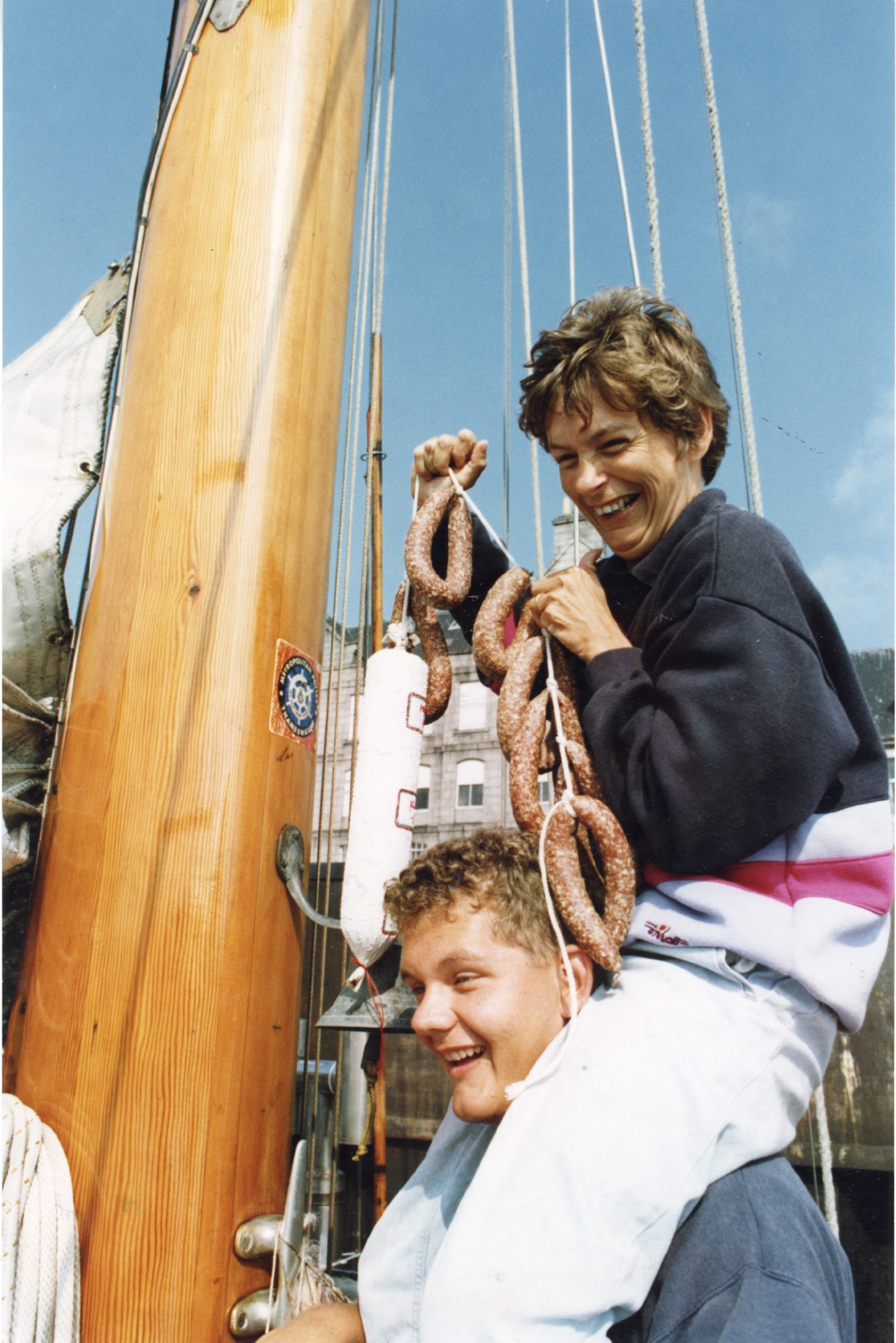 On the German sloop Ginny Nieboer hangs the sausages, helped by Jouke Schrale.