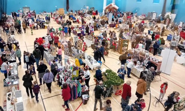 Hundreds of people at the Christmas market