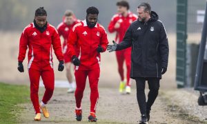 Aberdeen manager Jimmy Thelin (right) with Duk (centre) and Vicente Besuijen (left) at Cormack Park. Image: SNS