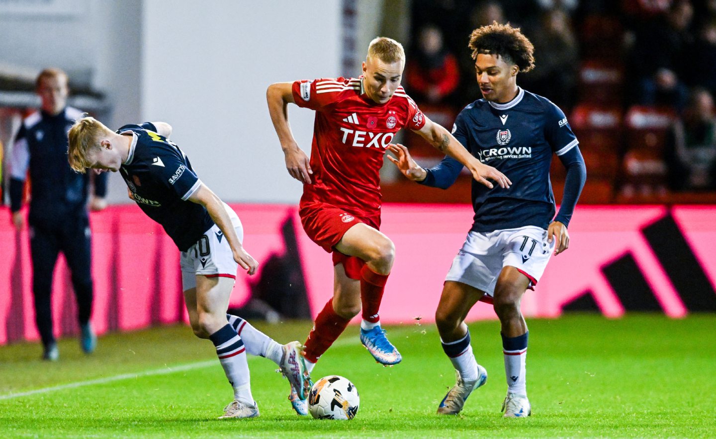 Dundee's Lyall Cameron (L) and Oluwaseun Adewumi close down Aberdeen's Topi Keskinen during a Premiership clash at Pittodrie. Image: SNS 