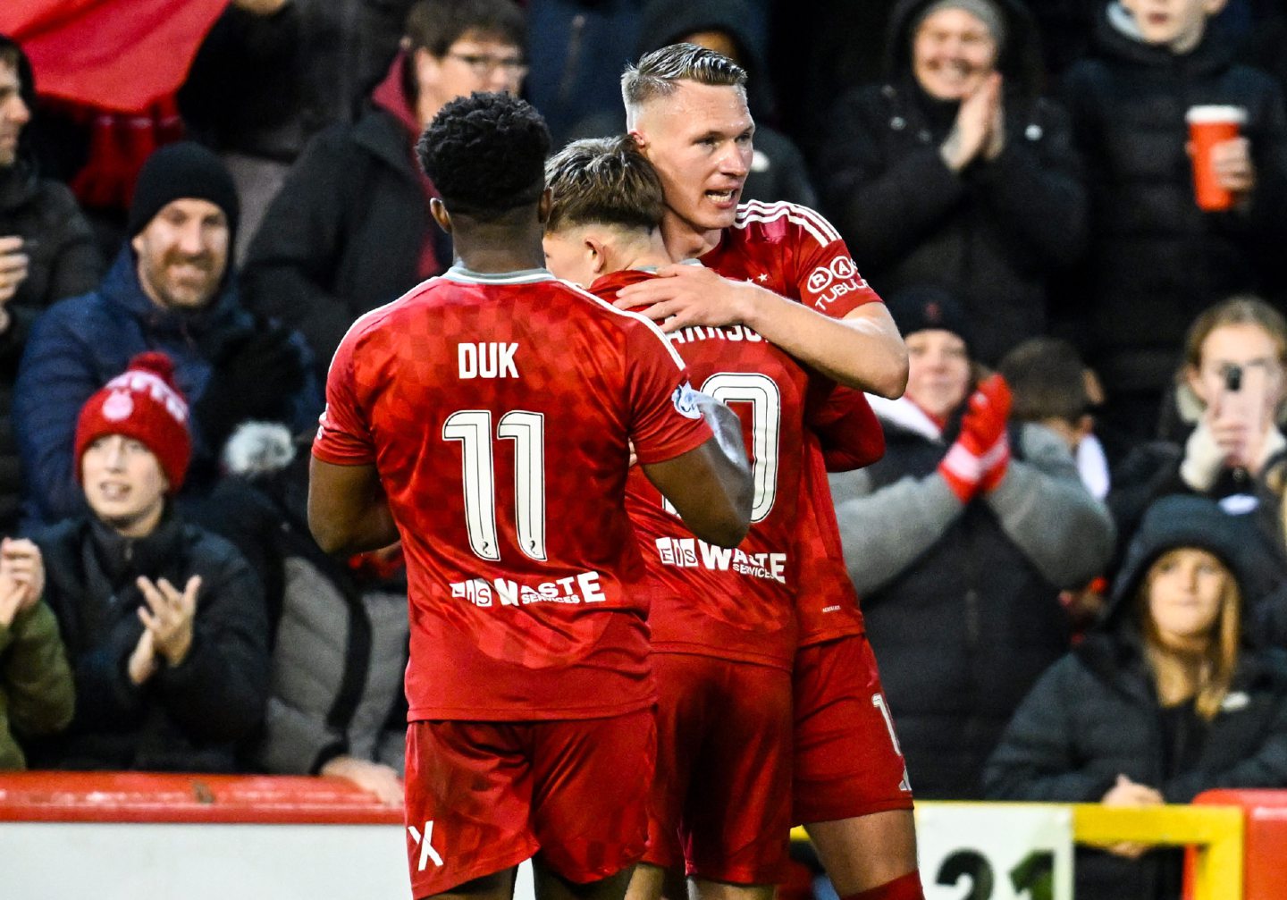 Aberdeen's Ante Palaversa celebrates scoring to make it 1-0 against Dundee. Image: SNS 