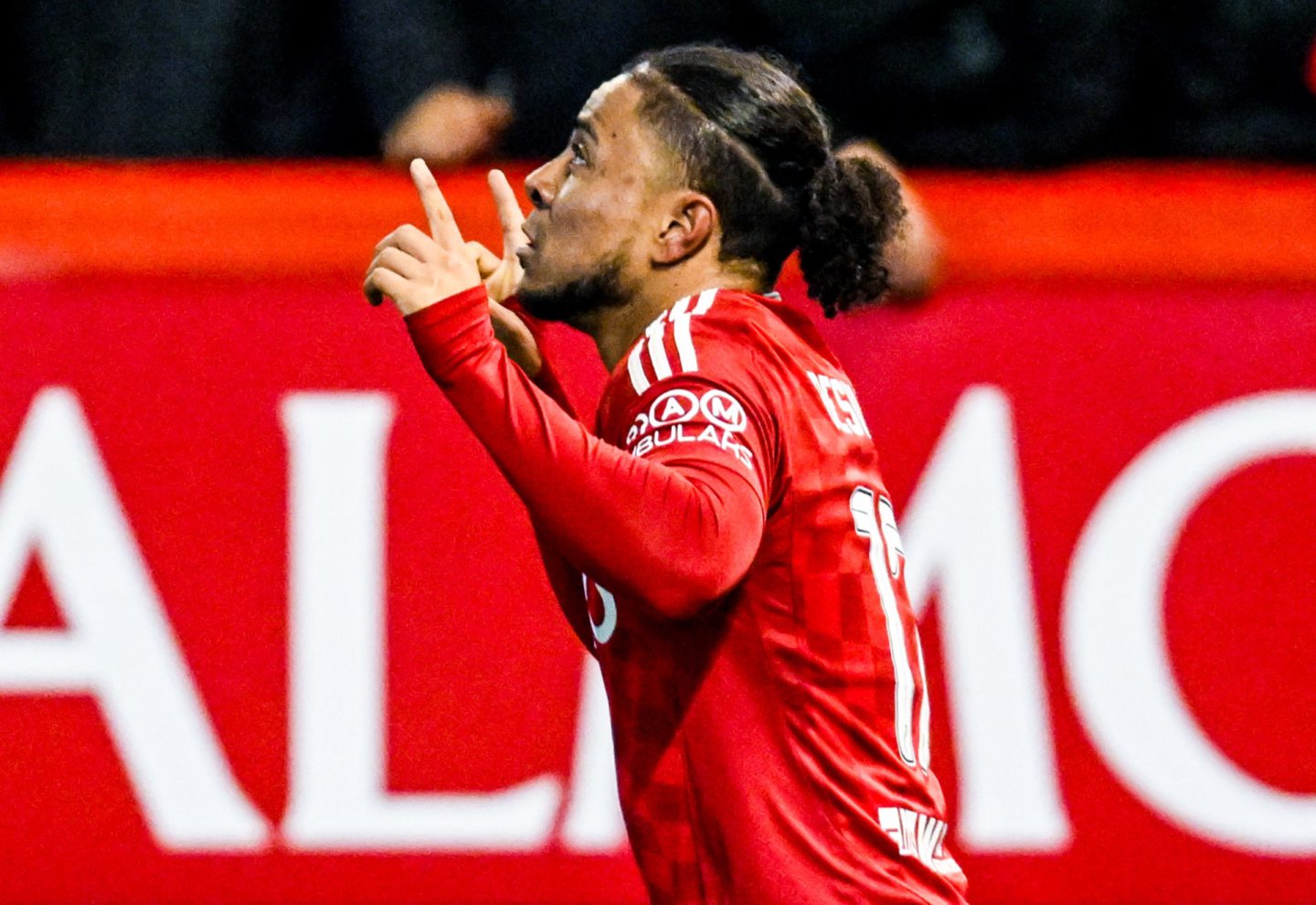 Aberdeen's Vicente Besuijen celebrates scoring to make it 3-1 against Dundee at Pittodrie. Image: SNS 