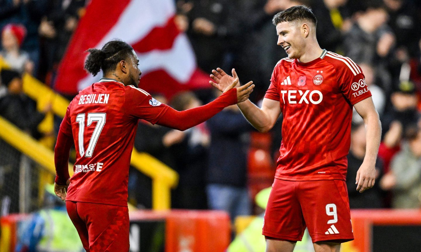 Aberdeen's Kevin Nisbet (R) celebrates scoring to make it 4-1 with Vicente Besuijen against Dundee. Image: SNS 