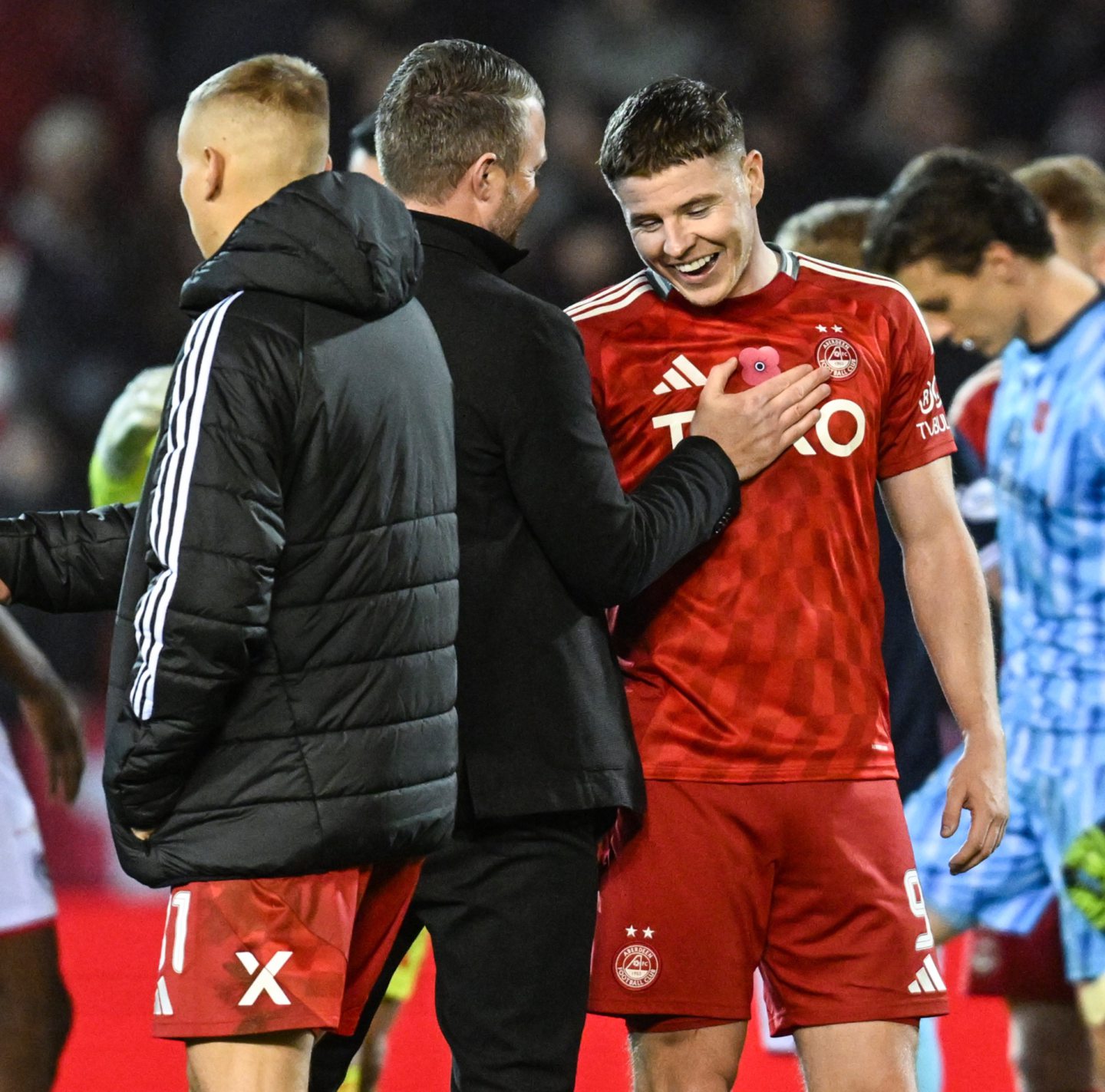 Aberdeen manager Jimmy Thelin (L) and Kevin Nisbet at full time after the 4-1 win against Dundee. Image: SNS 