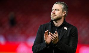 Aberdeen manager Jimmy Thelin applauds supporters after the 4-1 Premiership win against Dundee at Pittodrie. Image: SNS