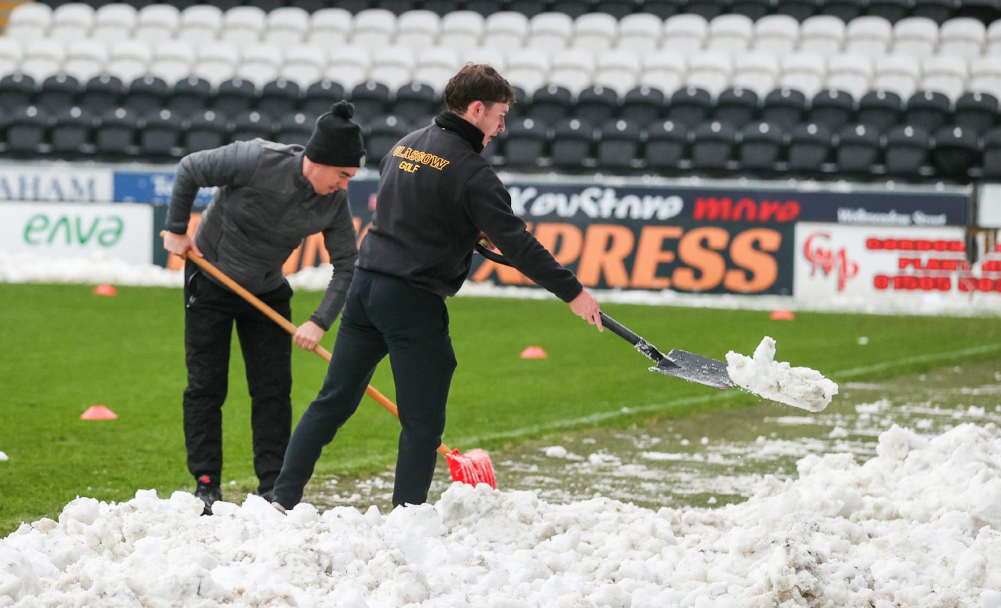 Snow is cleared from the pitch ahead of Aberdeen's Premiership match at St Mirren. Image: SNS 