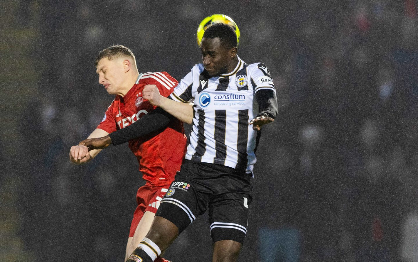 St Mirren's Elvis Bwomono and Aberdeen's Jack McKenzie in action. Image: SNS 