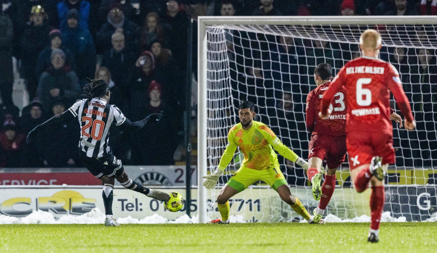 St Mirren's Toyosi Olusanya scores to make it 1-0 against Aberdeen. Image: SNS 