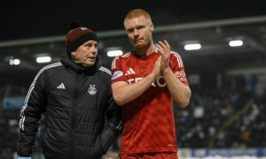 Aberdeen's Sivert Heltne Nilsen applauds the fans as he is replaced during the 2=1 loss at St Mirren. Image: SNS