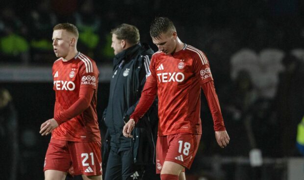 Aberdeen's Ante Palaversa looks dejected at full-time following Aberdeen's defeat at St Mirren. Image SNS.