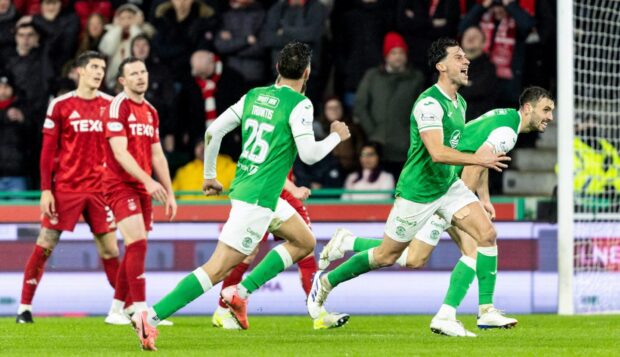 Hibernian's Joe Newell (centre) celebrates scoring to make it 1-0 against Aberdeen. Image: SNS.