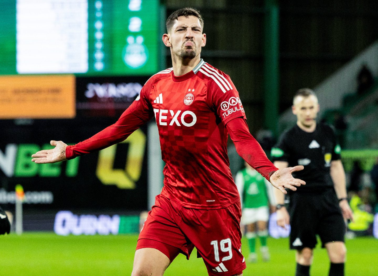 Aberdeen's Ester Sokler celebrates after scoring to make it 3-2 against Hibs at Easter Road. 