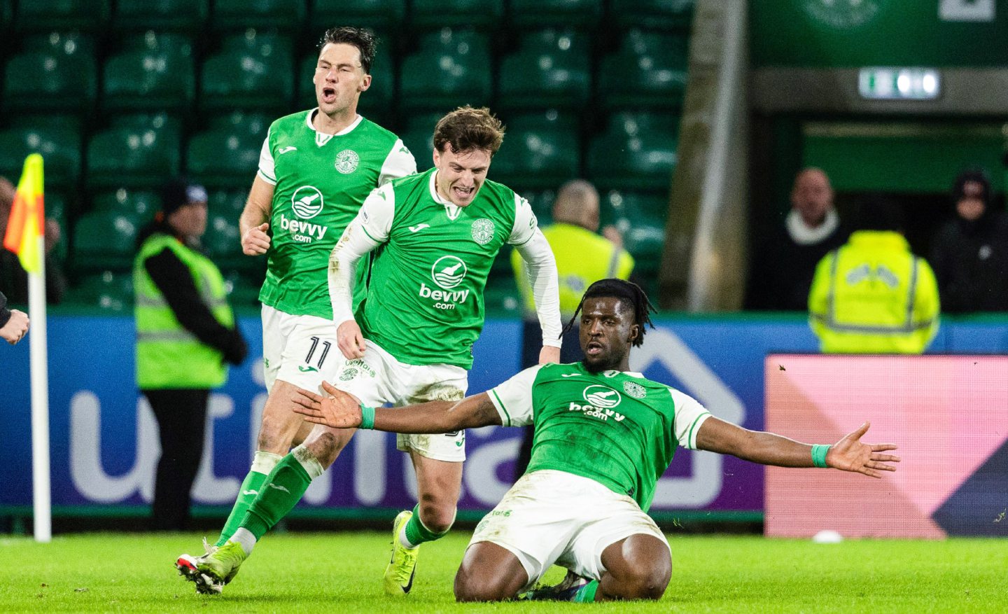 Hibernian's Rocky Bushiri (R) celebrates after scoring to make it 3-3 against Aberdeen at Easter Road. Image: SNS