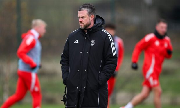 Aberdeen manager Jimmy Thelin trains the squad ahead of the trip to Hearts. Image: SNS