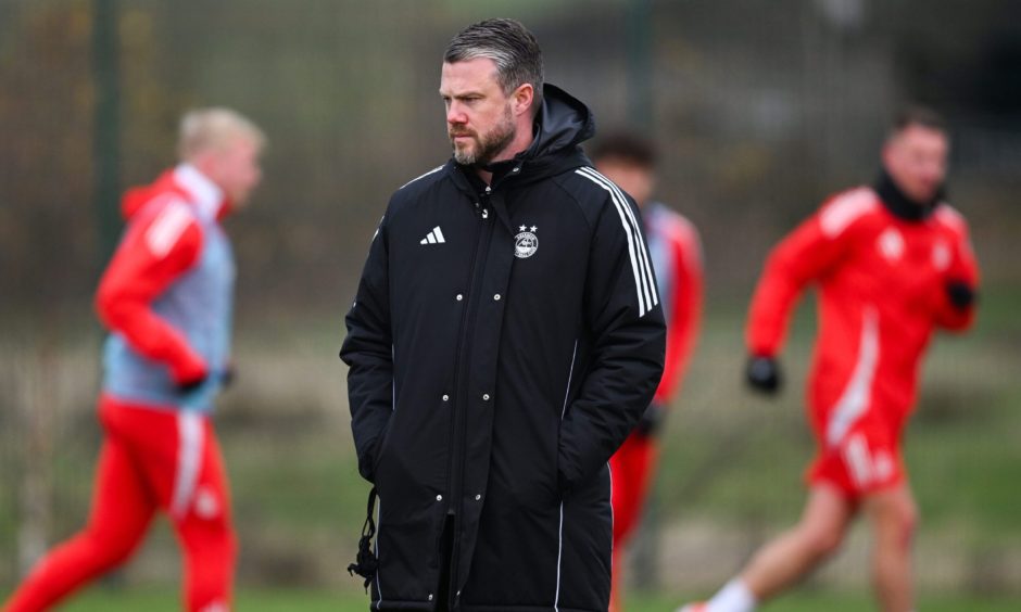 Aberdeen manager Jimmy Thelin trains the squad ahead of the trip to Hearts. Image: SNS