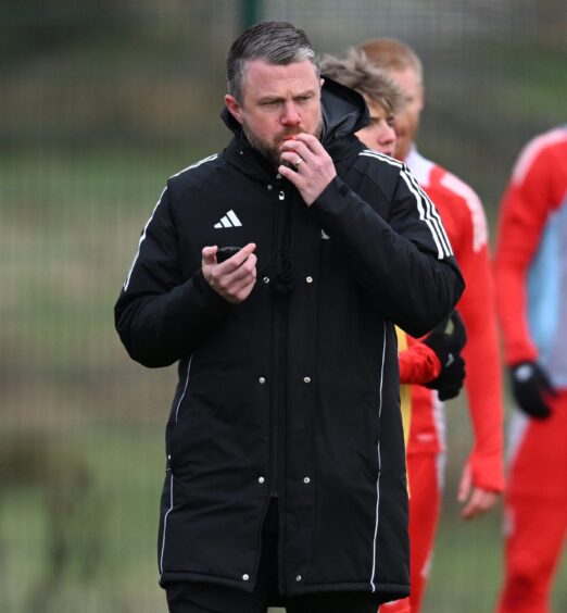 Aberdeen manager Jimmy Thelin during a training session ahead of the trip to Hearts. Image: SNS