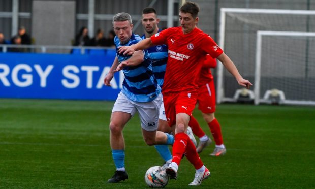 CR0050546, Callum Law, Aberdeen.
Highland League Banks o' Dee v Brora Rangers.

Brora's Colin Williamson, right, is put under pressure by Mark Gilmour of Dee.

Picture by Kenny Elrick/DC Thomson 02/11/24