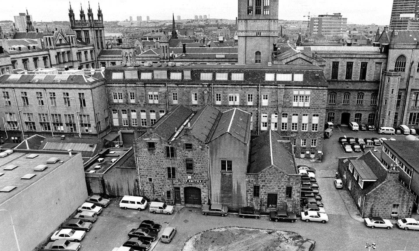 A black and white image of Shoe Lane in Aberdeen from 1975 showing an old warehouse