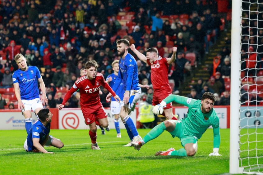 Leighton Clarkson (10) of Aberdeen scores to make it 1-1 against St Johnstone. Image: Shutterstock