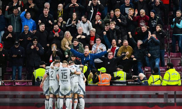 Aberdeen's Leighton Clarkson celebrates scoring to make it 1-0 against Hearts with his teammates. Image: SNS.