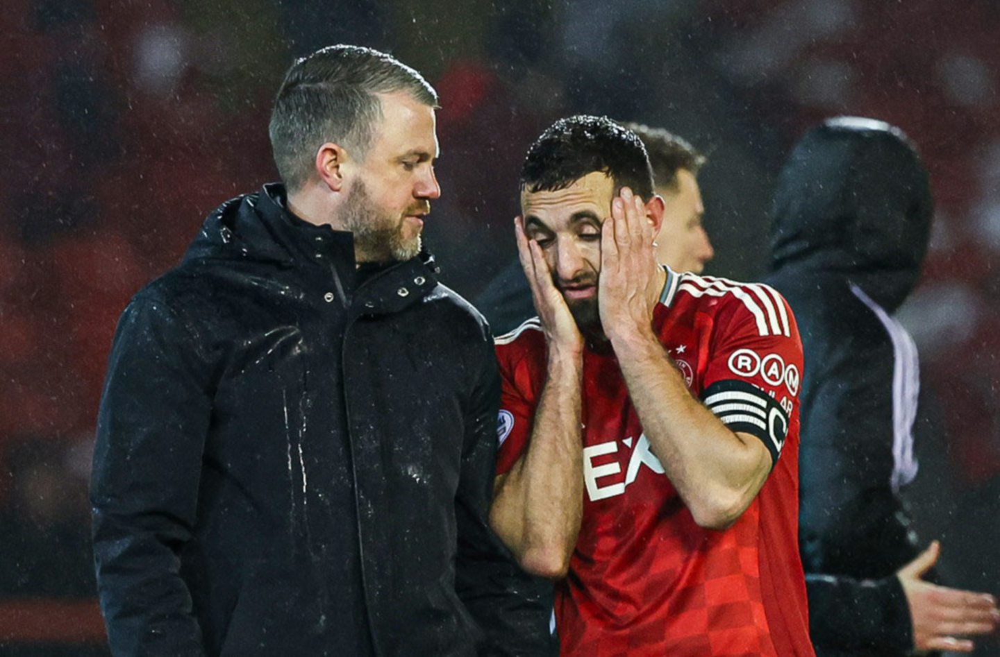 Aberdeen's Graeme Shinnie looks dejected as he talks to Manager Jimmy Thelin after the 1-0 loss to Celtic. Image: SNS 