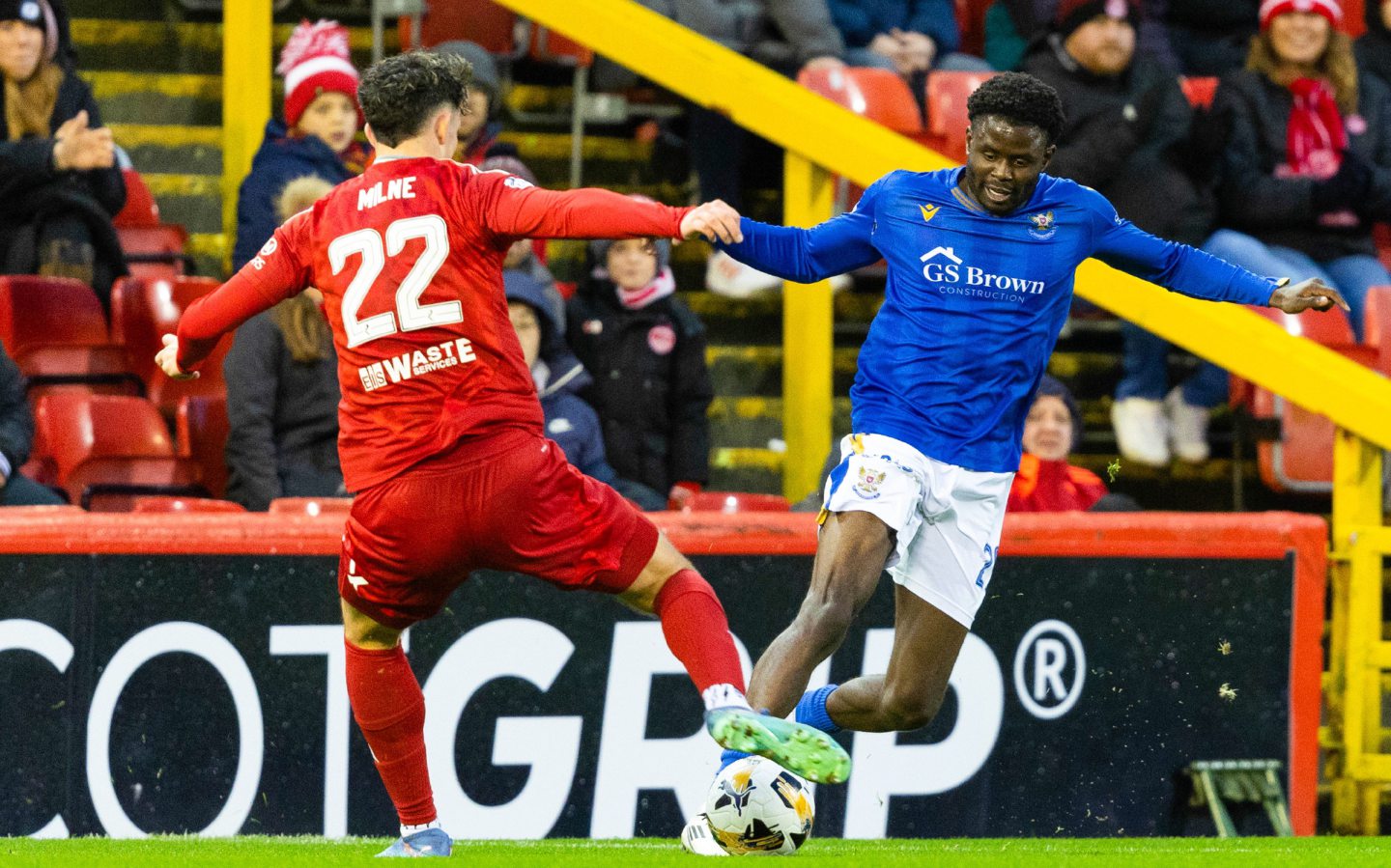 Aberdeen's Jack Milne (L) and St Johnstone's Benjamin Kimpioka in action. Image: SNS 