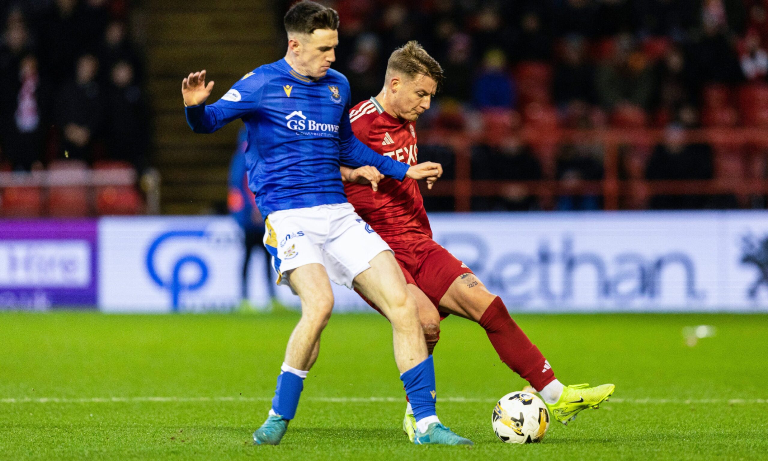 Abnerdeen's James McGarry and St Johnstone's Makenzie Kirk in action. Image: SNS. 