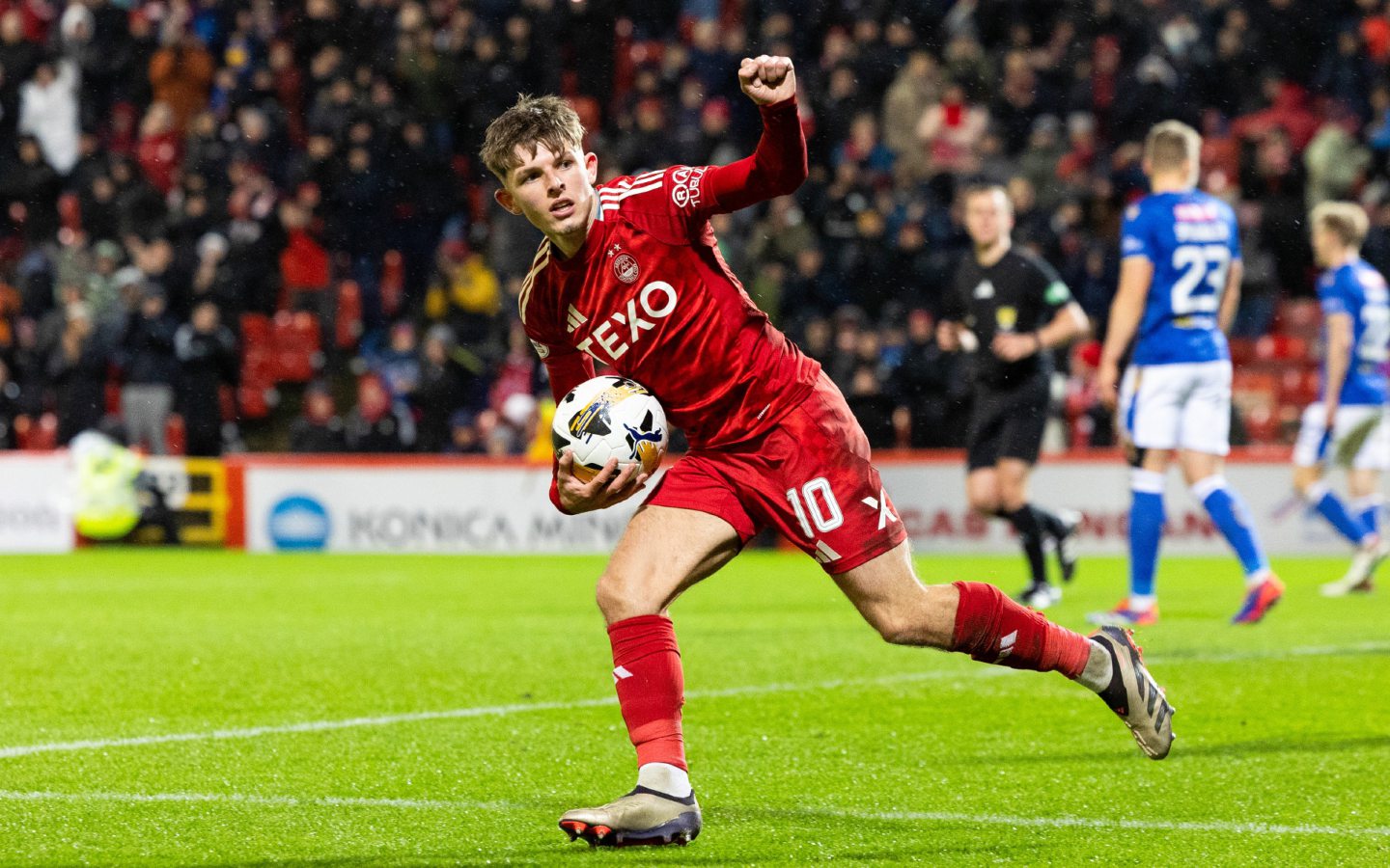 Aberdeen's Leighton Clarkson celebrates scoring to make it 1-1 against St Johnstone. Image: SNS 