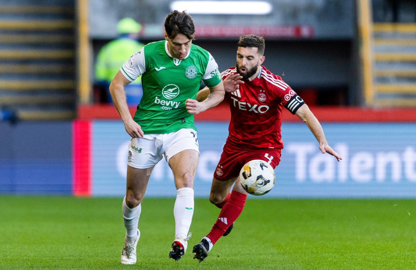 Hibernian's Joe Newell (L) and Aberdeen's Graeme Shinnie in action during the 3-1 loss at Pittodrie. Image: SNS 