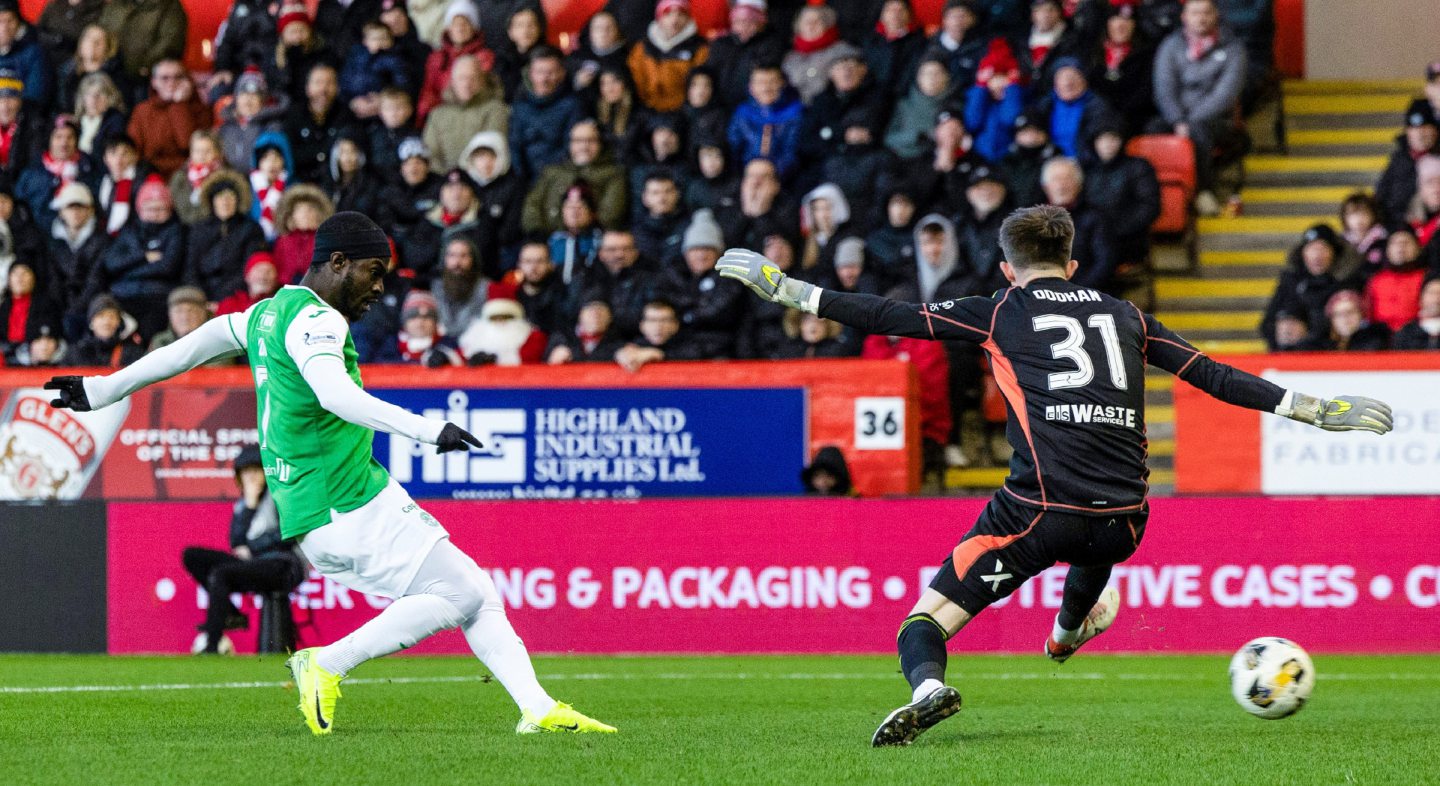 Hibernian's Elie Youan slots home from 12 yards out to make it 1-1 against Aberdeen at Pittodrie. Image: SNS 