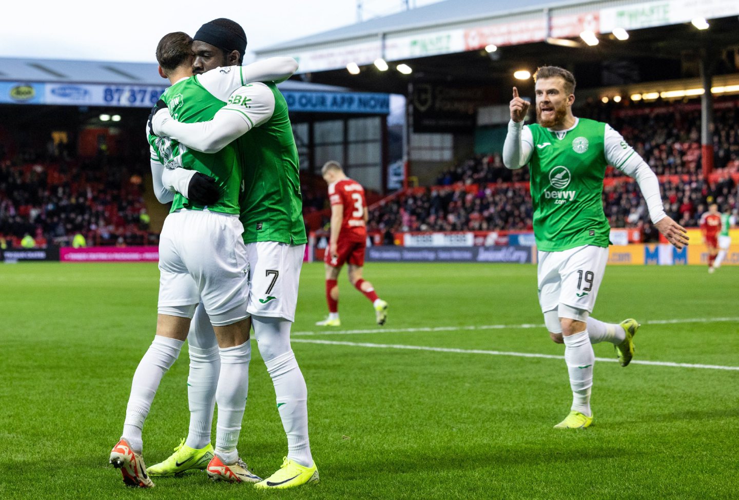 Hibernian's Elie Youan (centre) celebrates scoring to make it 1-1 with Martin Boyle against Aberdeen. Image: SNS 