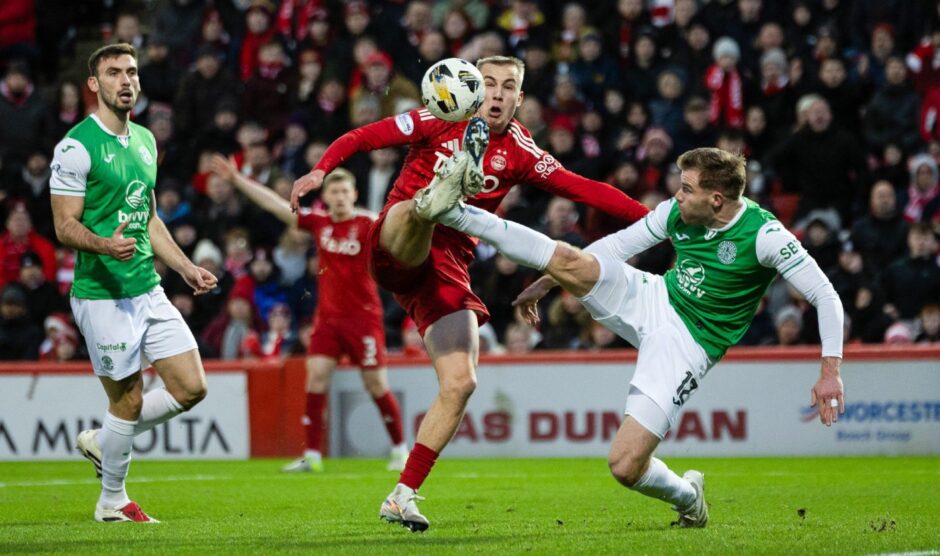 Aberdeen's Topi Keskinen (L) and Hibernian's Chris Cadden in action. Image: SNS