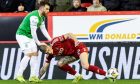 Aberdeen's Slobodan Rubezic (R) and Hibernian's Nicky Cadden in action. Image: SNS.