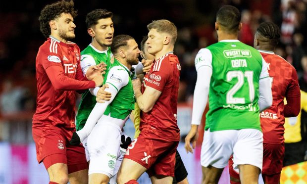 Hibernian's Martin Boyle (L) and Aberdeen's Jack Mackenzie are involved in a tussle during the Premiership match. Image: SNS.